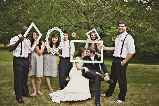 Funny-wedding-photo-booth-with-picture-frame4